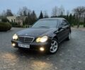 Черный Мерседес 220, объемом двигателя 1.8 л и пробегом 250 тыс. км за 3900 $, фото 1 на Automoto.ua