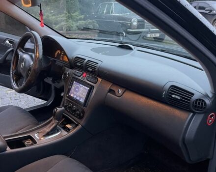 Черный Мерседес 220, объемом двигателя 1.8 л и пробегом 250 тыс. км за 3900 $, фото 8 на Automoto.ua