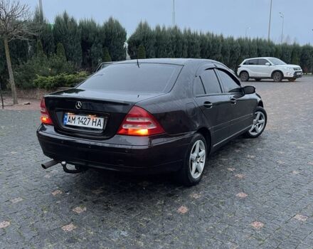 Черный Мерседес 220, объемом двигателя 1.8 л и пробегом 250 тыс. км за 3900 $, фото 6 на Automoto.ua