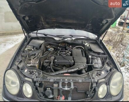 Черный Мерседес 220, объемом двигателя 1.8 л и пробегом 330 тыс. км за 4600 $, фото 3 на Automoto.ua