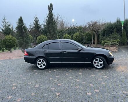 Черный Мерседес 220, объемом двигателя 1.8 л и пробегом 250 тыс. км за 3900 $, фото 4 на Automoto.ua