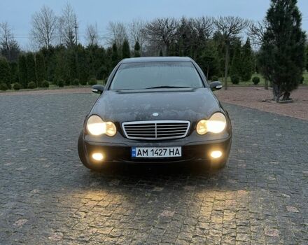 Черный Мерседес 220, объемом двигателя 1.8 л и пробегом 250 тыс. км за 3900 $, фото 2 на Automoto.ua