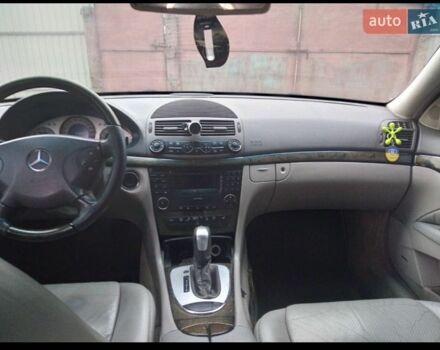 Черный Мерседес 220, объемом двигателя 1.8 л и пробегом 330 тыс. км за 4600 $, фото 5 на Automoto.ua