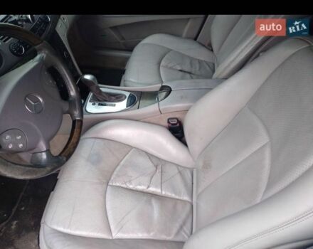 Черный Мерседес 220, объемом двигателя 1.8 л и пробегом 330 тыс. км за 4600 $, фото 6 на Automoto.ua