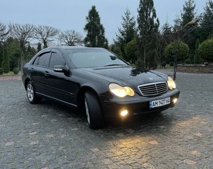 Черный Мерседес 220, объемом двигателя 1.8 л и пробегом 250 тыс. км за 3900 $, фото 3 на Automoto.ua