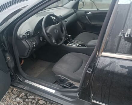 Черный Мерседес 220, объемом двигателя 2.1 л и пробегом 280 тыс. км за 1750 $, фото 4 на Automoto.ua