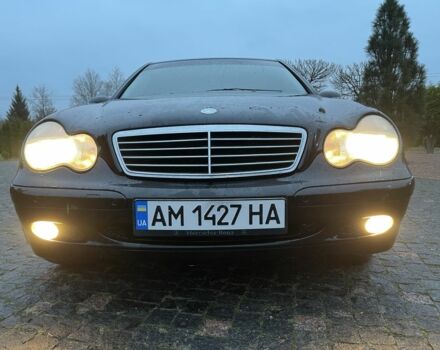 Черный Мерседес 220, объемом двигателя 1.8 л и пробегом 250 тыс. км за 3900 $, фото 15 на Automoto.ua