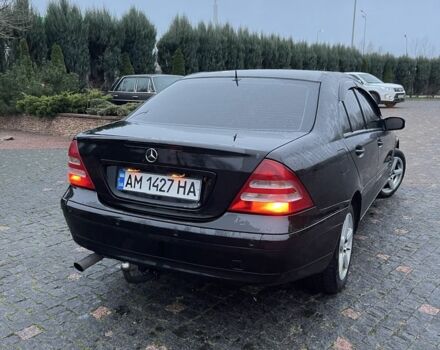 Черный Мерседес 220, объемом двигателя 1.8 л и пробегом 250 тыс. км за 3900 $, фото 5 на Automoto.ua