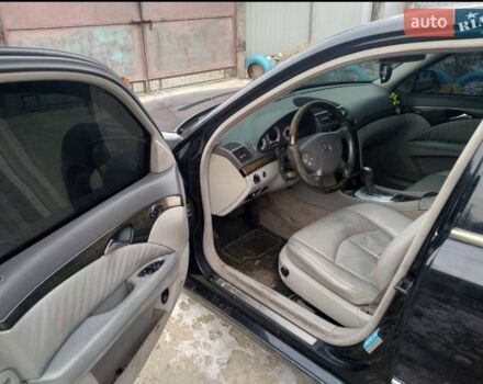 Черный Мерседес 220, объемом двигателя 1.8 л и пробегом 330 тыс. км за 4600 $, фото 2 на Automoto.ua