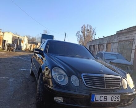 Черный Мерседес 220, объемом двигателя 2.2 л и пробегом 433 тыс. км за 4000 $, фото 4 на Automoto.ua