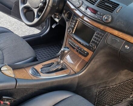 Черный Мерседес 220, объемом двигателя 2.1 л и пробегом 261 тыс. км за 10200 $, фото 7 на Automoto.ua