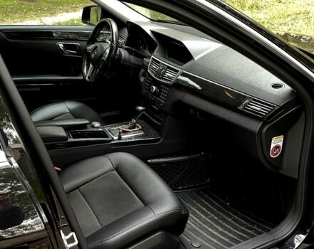 Черный Мерседес 220, объемом двигателя 2.1 л и пробегом 269 тыс. км за 13500 $, фото 9 на Automoto.ua