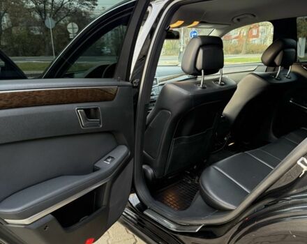 Черный Мерседес 220, объемом двигателя 2.1 л и пробегом 337 тыс. км за 11200 $, фото 13 на Automoto.ua