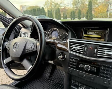 Черный Мерседес 220, объемом двигателя 2.1 л и пробегом 337 тыс. км за 11200 $, фото 22 на Automoto.ua