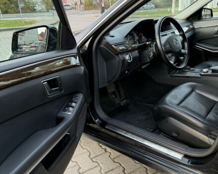 Черный Мерседес 220, объемом двигателя 2.1 л и пробегом 337 тыс. км за 11200 $, фото 12 на Automoto.ua