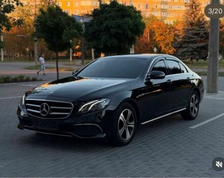 Чорний Мерседес 220, об'ємом двигуна 2 л та пробігом 94 тис. км за 32000 $, фото 1 на Automoto.ua