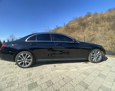 Черный Мерседес 220, объемом двигателя 2 л и пробегом 370 тыс. км за 22500 $, фото 1 на Automoto.ua