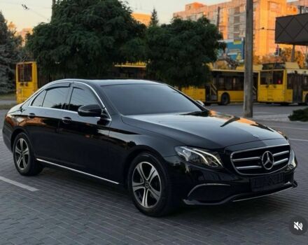 Чорний Мерседес 220, об'ємом двигуна 2 л та пробігом 94 тис. км за 32000 $, фото 2 на Automoto.ua