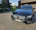 Чорний Мерседес 220, об'ємом двигуна 2 л та пробігом 83 тис. км за 45035 $, фото 1 на Automoto.ua