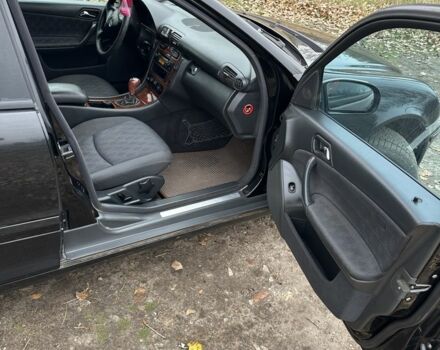 Черный Мерседес 220, объемом двигателя 2.2 л и пробегом 231 тыс. км за 2700 $, фото 8 на Automoto.ua