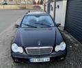 Черный Мерседес 220, объемом двигателя 2.1 л и пробегом 540 тыс. км за 4000 $, фото 1 на Automoto.ua