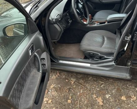 Черный Мерседес 220, объемом двигателя 2.2 л и пробегом 231 тыс. км за 2700 $, фото 5 на Automoto.ua