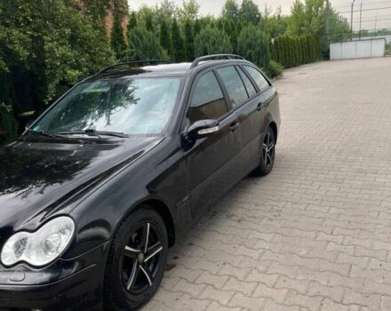 Черный Мерседес 220, объемом двигателя 2.2 л и пробегом 530 тыс. км за 4000 $, фото 1 на Automoto.ua