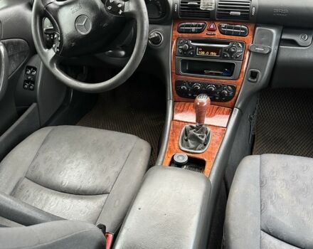 Черный Мерседес 220, объемом двигателя 2.2 л и пробегом 231 тыс. км за 2700 $, фото 10 на Automoto.ua