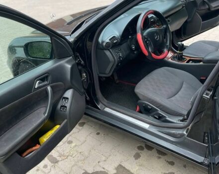 Черный Мерседес 220, объемом двигателя 2.2 л и пробегом 530 тыс. км за 4000 $, фото 6 на Automoto.ua