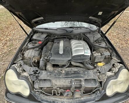 Черный Мерседес 220, объемом двигателя 2.2 л и пробегом 231 тыс. км за 2700 $, фото 4 на Automoto.ua