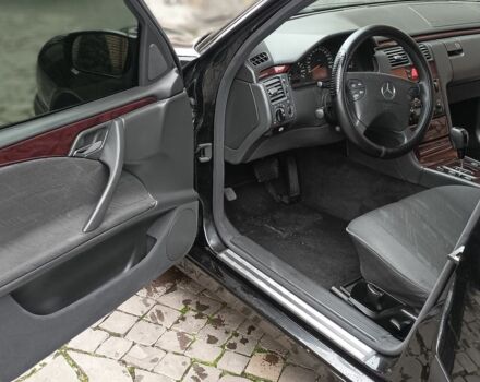 Чорний Мерседес 220, об'ємом двигуна 2.1 л та пробігом 417 тис. км за 6500 $, фото 5 на Automoto.ua