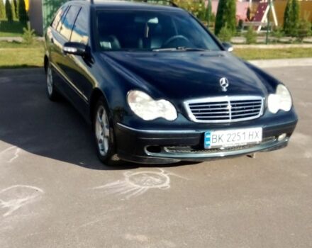 Черный Мерседес 220, объемом двигателя 2.1 л и пробегом 341 тыс. км за 5300 $, фото 1 на Automoto.ua