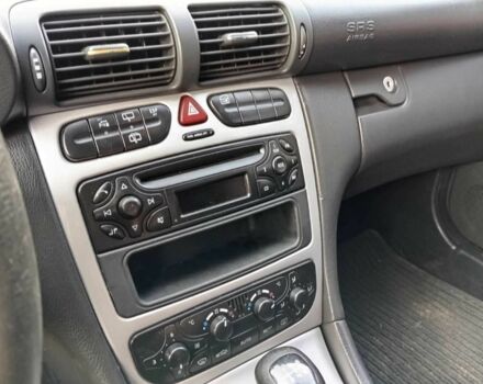 Черный Мерседес 220, объемом двигателя 2.1 л и пробегом 352 тыс. км за 6000 $, фото 1 на Automoto.ua