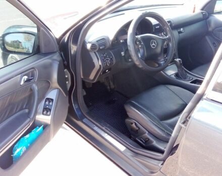 Черный Мерседес 220, объемом двигателя 2.1 л и пробегом 341 тыс. км за 5300 $, фото 2 на Automoto.ua