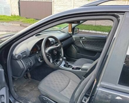 Черный Мерседес 220, объемом двигателя 2.1 л и пробегом 352 тыс. км за 6000 $, фото 3 на Automoto.ua