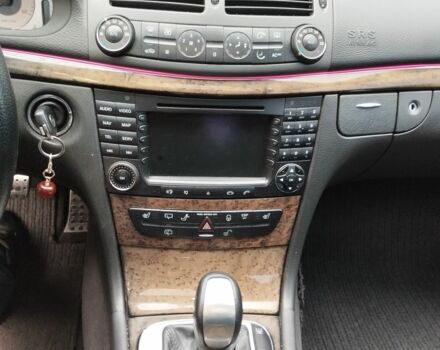 Черный Мерседес 220, объемом двигателя 2.1 л и пробегом 320 тыс. км за 5990 $, фото 7 на Automoto.ua