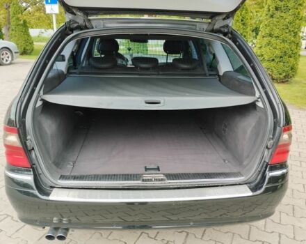 Черный Мерседес 220, объемом двигателя 2.1 л и пробегом 320 тыс. км за 5990 $, фото 2 на Automoto.ua