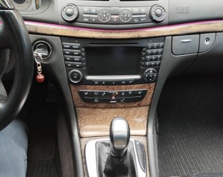 Черный Мерседес 220, объемом двигателя 2.1 л и пробегом 320 тыс. км за 5990 $, фото 5 на Automoto.ua