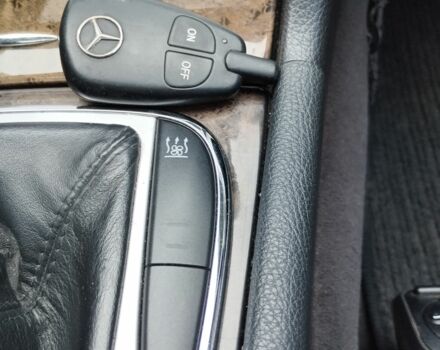 Черный Мерседес 220, объемом двигателя 2.1 л и пробегом 320 тыс. км за 5990 $, фото 6 на Automoto.ua