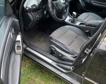 Черный Мерседес 220, объемом двигателя 2.2 л и пробегом 403 тыс. км за 2603 $, фото 2 на Automoto.ua