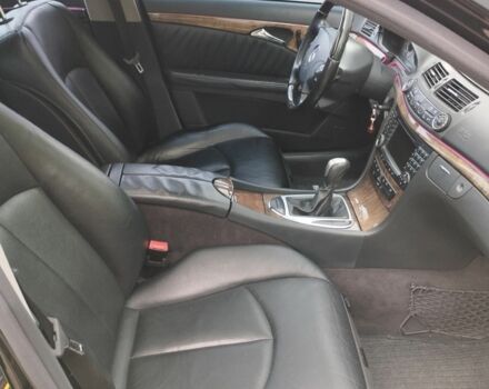 Черный Мерседес 220, объемом двигателя 2.1 л и пробегом 320 тыс. км за 5990 $, фото 16 на Automoto.ua