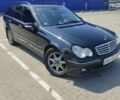 Черный Мерседес 220, объемом двигателя 2.1 л и пробегом 398 тыс. км за 5350 $, фото 1 на Automoto.ua