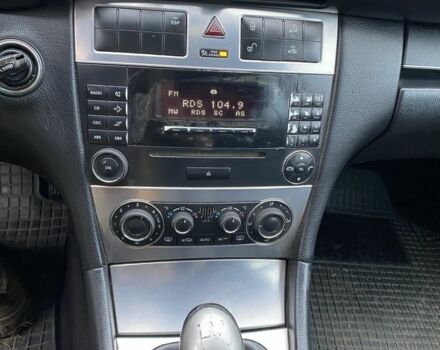 Черный Мерседес 220, объемом двигателя 2.2 л и пробегом 403 тыс. км за 2603 $, фото 6 на Automoto.ua