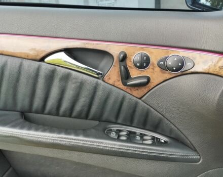 Черный Мерседес 220, объемом двигателя 2.1 л и пробегом 320 тыс. км за 5990 $, фото 13 на Automoto.ua