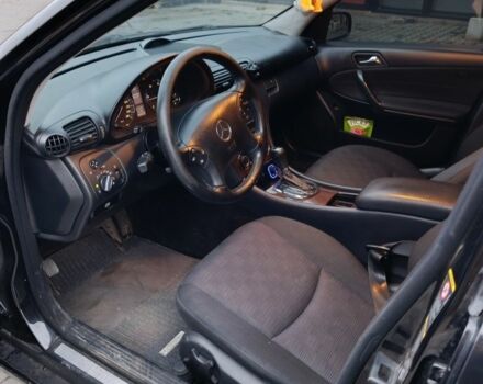 Черный Мерседес 220, объемом двигателя 2.1 л и пробегом 302 тыс. км за 3700 $, фото 8 на Automoto.ua