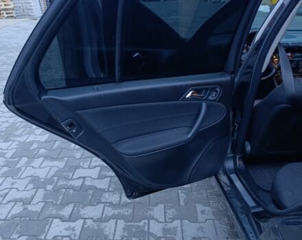 Черный Мерседес 220, объемом двигателя 2.1 л и пробегом 302 тыс. км за 3700 $, фото 10 на Automoto.ua