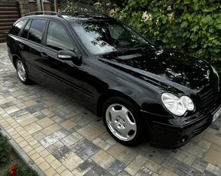 Черный Мерседес 220, объемом двигателя 2.1 л и пробегом 377 тыс. км за 5750 $, фото 2 на Automoto.ua