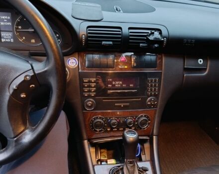 Черный Мерседес 220, объемом двигателя 2.1 л и пробегом 302 тыс. км за 3700 $, фото 16 на Automoto.ua