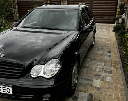 Черный Мерседес 220, объемом двигателя 2.1 л и пробегом 377 тыс. км за 5750 $, фото 1 на Automoto.ua