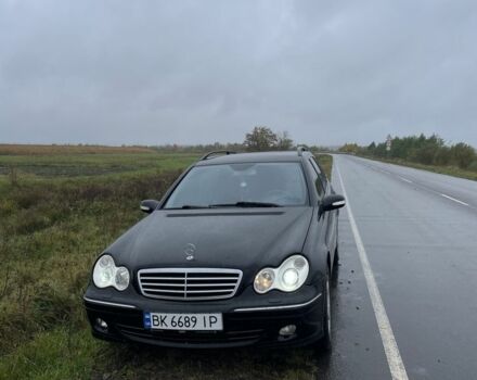 Черный Мерседес 220, объемом двигателя 2.1 л и пробегом 321 тыс. км за 6200 $, фото 1 на Automoto.ua